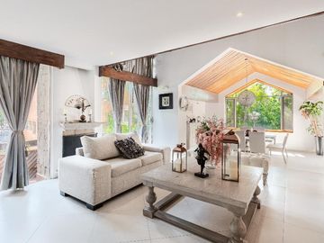 Casa con vegetación y solarium en fraccionamiento con seguridad privada
