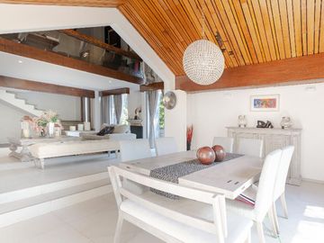 Casa con vegetación y solarium en fraccionamiento con seguridad privada