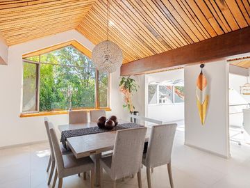 Casa con vegetación y solarium en fraccionamiento con seguridad privada