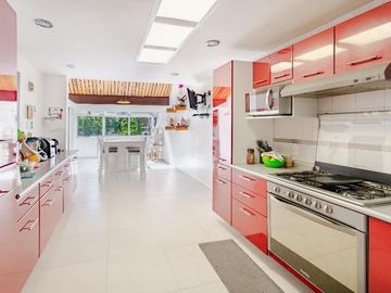 Casa con vegetación y solarium en fraccionamiento con seguridad privada