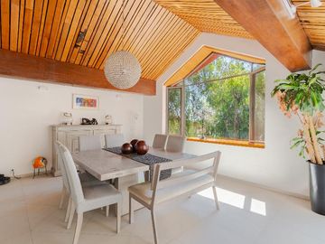 Casa con vegetación y solarium en fraccionamiento con seguridad privada