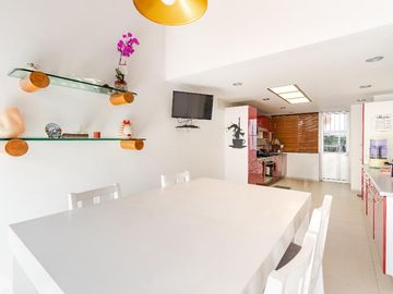 Casa con vegetación y solarium en fraccionamiento con seguridad privada
