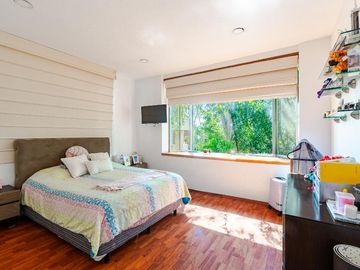 Casa con vegetación y solarium en fraccionamiento con seguridad privada