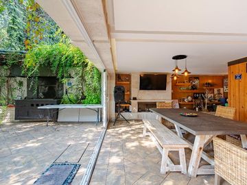 Casa con vegetación y solarium en fraccionamiento con seguridad privada