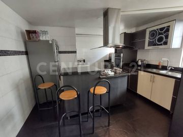 Casa para venta en la Soledad remodelada, con apto independiente rentando