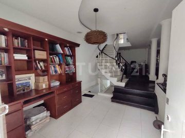 Casa para venta en la Soledad remodelada, con apto independiente rentando