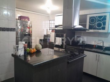 Casa para venta en la Soledad remodelada, con apto independiente rentando