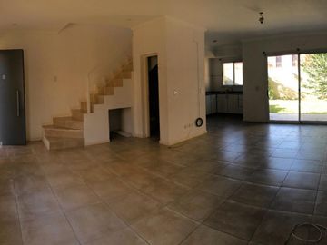 PH 3 ambientes en venta, planta baja con patio. Apto credito!