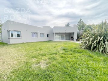 Excelente casa en venta con renta en Don Joaquín, Canning