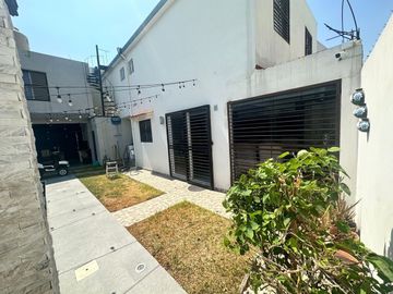 Casa en venta en fraccionamiento privado Cumbres Samsara sector Traviata.