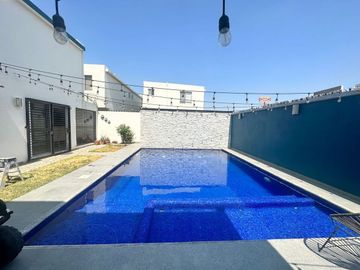 Casa en venta en fraccionamiento privado Cumbres Samsara sector Traviata.