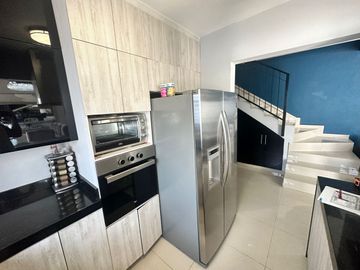 Casa en venta en fraccionamiento privado Cumbres Samsara sector Traviata.
