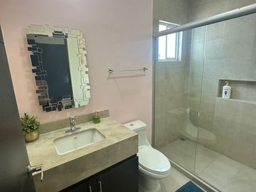 Casa en venta en fraccionamiento privado Cumbres Samsara sector Traviata.