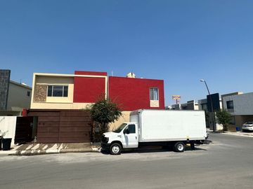 Casa en venta en fraccionamiento privado Cumbres Samsara sector Traviata.