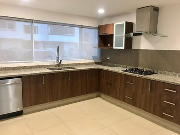 Se vende casa en Cañadas del Lago Corregidora. 2