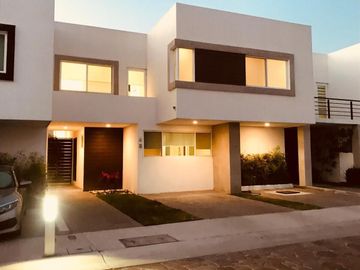 Se vende casa en Cañadas del Lago Corregidora. 2