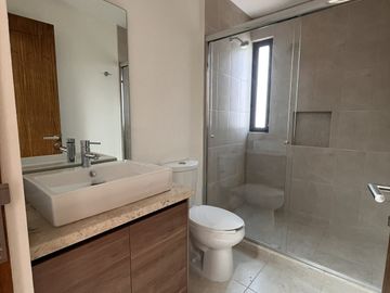 Casa en Venta en Balvanera, 3 Recámaras, Estudio, Jardín, Alberca, Lujo !