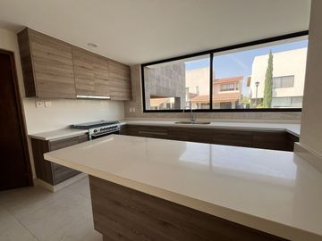 Casa en Venta en Balvanera, 3 Recámaras, Estudio, Jardín, Alberca, Lujo !