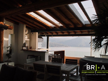 CASA EN VENTA Y RENTA FRENTE AL LAGO CON ESPECTACULAR VISTA.