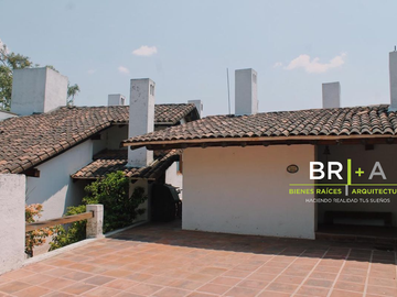 CASA EN VENTA Y RENTA FRENTE AL LAGO CON ESPECTACULAR VISTA.