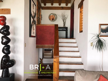CASA EN VENTA Y RENTA FRENTE AL LAGO CON ESPECTACULAR VISTA.