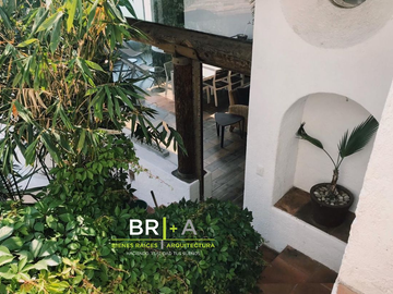 CASA EN VENTA Y RENTA FRENTE AL LAGO CON ESPECTACULAR VISTA.