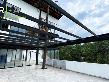 Casa en venta dentro de fraccionamiento con amenidades en Avándaro