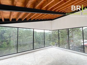Casa en venta dentro de fraccionamiento con amenidades en Avándaro