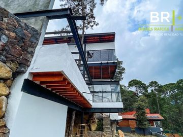 Casa en venta dentro de fraccionamiento con amenidades en Avándaro