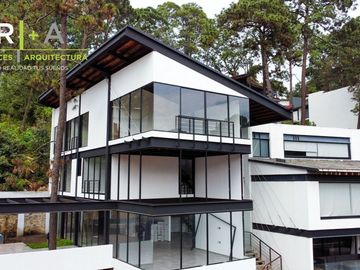 Casa en venta dentro de fraccionamiento con amenidades en Avándaro