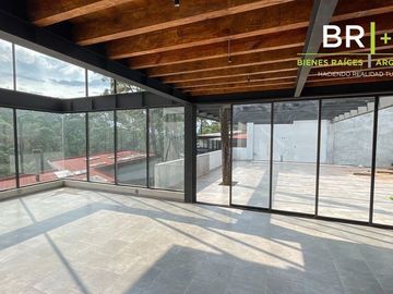 Casa en venta dentro de fraccionamiento con amenidades en Avándaro