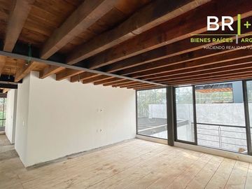Casa en venta dentro de fraccionamiento con amenidades en Avándaro