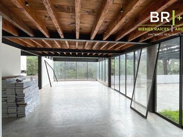 Casa en venta dentro de fraccionamiento con amenidades en Avándaro