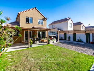 Linda casa de dos niveles en condominio en Puertas del Mar