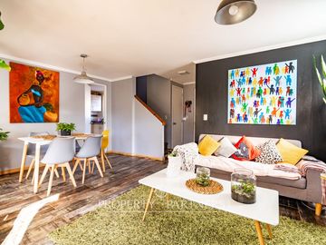 Linda casa de dos niveles en condominio en Puertas del Mar