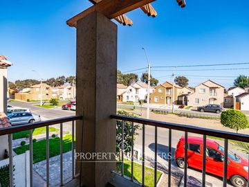 Linda casa de dos niveles en condominio en Puertas del Mar