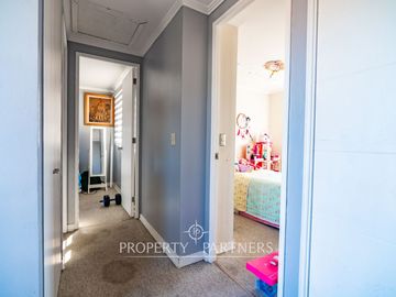 Linda casa de dos niveles en condominio en Puertas del Mar