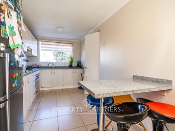 Linda casa de dos niveles en condominio en Puertas del Mar