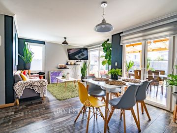 Linda casa de dos niveles en condominio en Puertas del Mar