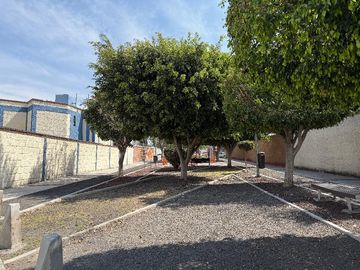 🏡 Venta de Casa en Calle Abierta – 2 Niveles con Jardín y Gran Ubicación