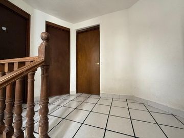 🏡 Venta de Casa en Calle Abierta – 2 Niveles con Jardín y Gran Ubicación