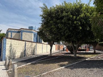 🏡 Venta de Casa en Calle Abierta – 2 Niveles con Jardín y Gran Ubicación