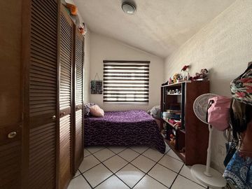 🏡 Venta de Casa en Calle Abierta – 2 Niveles con Jardín y Gran Ubicación