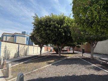 🏡 Venta de Casa en Calle Abierta – 2 Niveles con Jardín y Gran Ubicación
