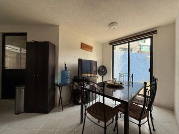 🏡 Venta de Casa en Calle Abierta – 2 Niveles con Jardín y Gran Ubicación
