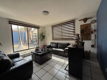🏡 Venta de Casa en Calle Abierta – 2 Niveles con Jardín y Gran Ubicación
