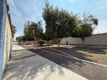🏡 Venta de Casa en Calle Abierta – 2 Niveles con Jardín y Gran Ubicación