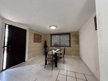 🏡 Venta de Casa en Calle Abierta – 2 Niveles con Jardín y Gran Ubicación