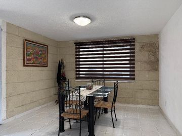 🏡 Venta de Casa en Calle Abierta – 2 Niveles con Jardín y Gran Ubicación