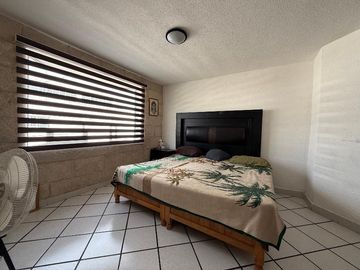 🏡 Venta de Casa en Calle Abierta – 2 Niveles con Jardín y Gran Ubicación